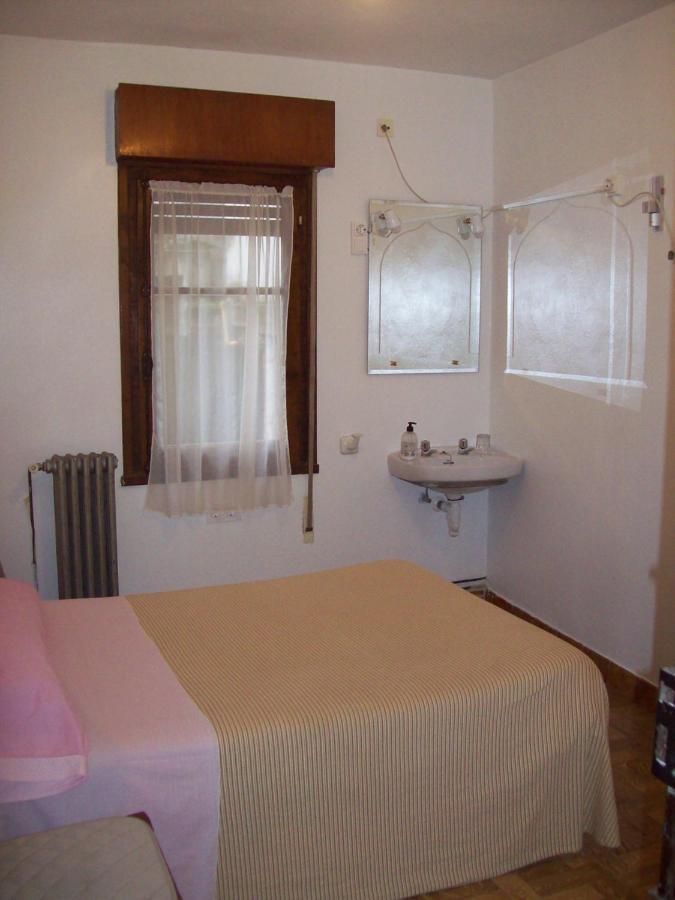 Pensión Los Pinos Gijón Exterior foto